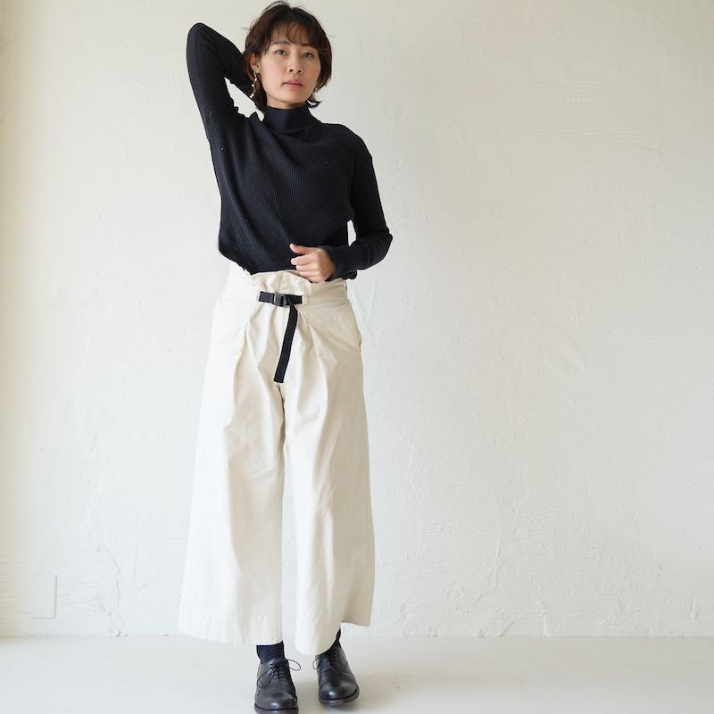 ホワイト×ブラック白黒ツートーン冬コーデすっきり華やか