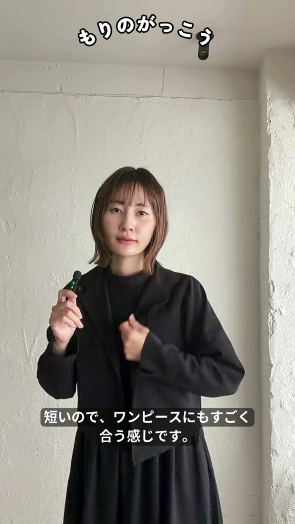 ブラックのレースワンピースに黒のショート丈ジャケットを重ねたコーディネート