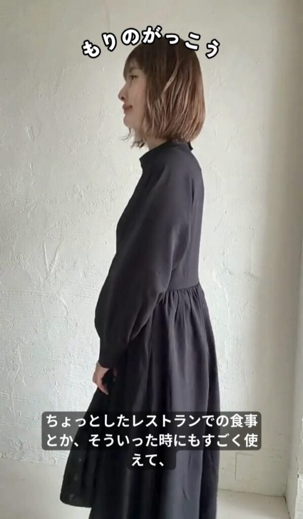 ブラックのレースワンピースを横から見たシルエット